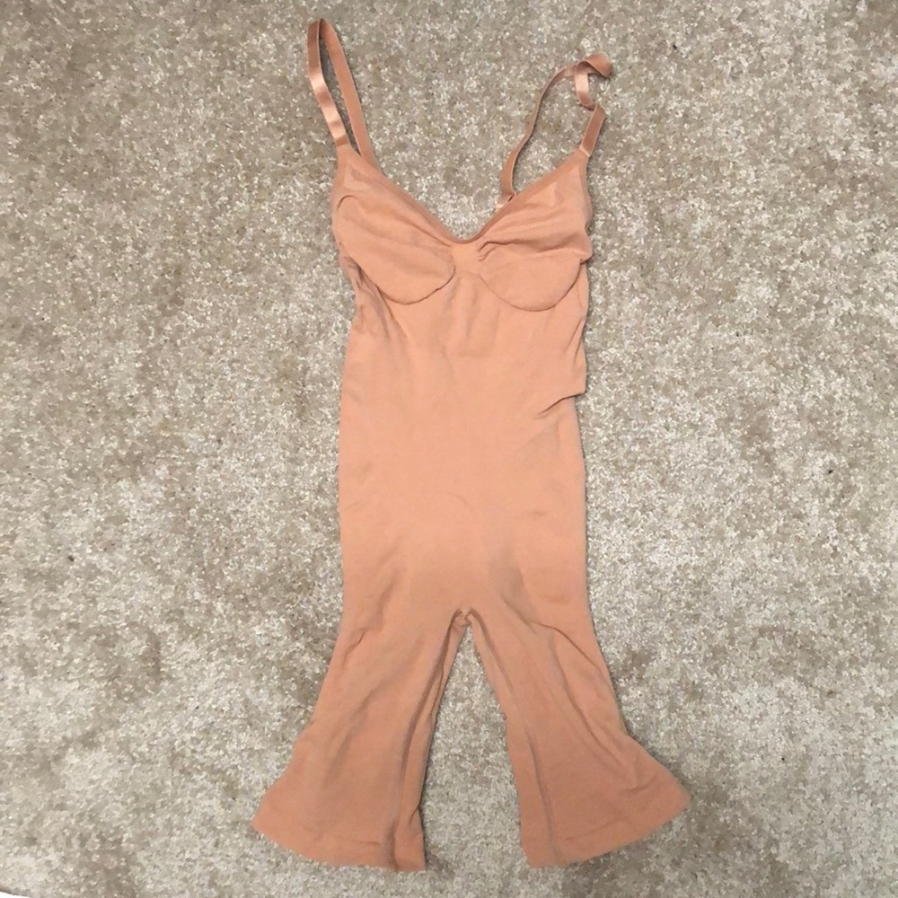 SKIMS SCULPTING BODYSUIT MID THIGH